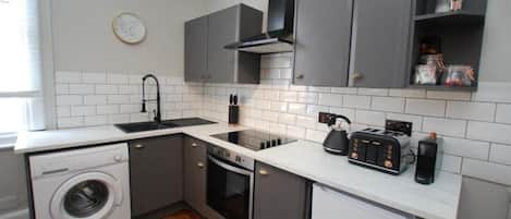 Réfrigérateur, four à micro-ondes, un four, surface de cuisson