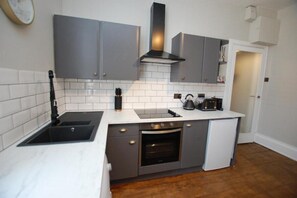 Geladeira, micro-ondas, fogão, cooktop