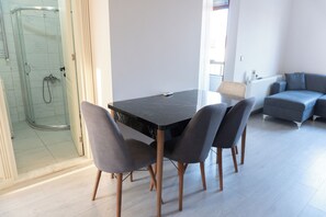 120 吋LED 電視連數碼電視頻道、遊戲機、Netflix