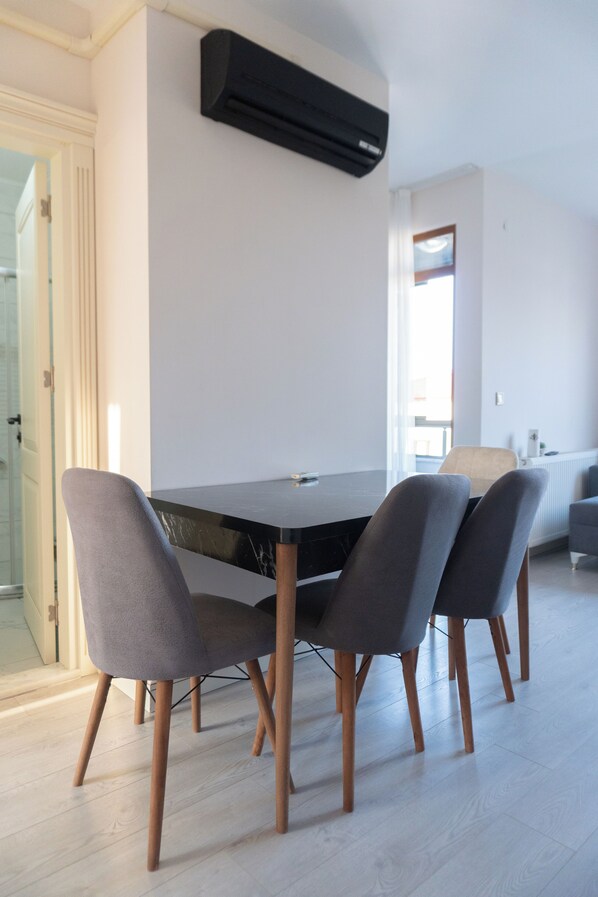 120-inch LED TV with digital channels, video-game console, Netflix - Galfa House (Trabzon)