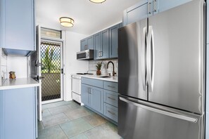 Fridge, oven, stovetop, coffee/tea maker