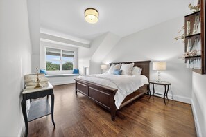 5 bedrooms, iron/ironing board, WiFi, bed sheets - The Parkview: 4,120 SF Luxe - 3-min to DT Franklin (Franklin)