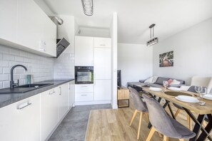 Appartement Deluxe, balcon, vue jardin | Cuisine privée | Bouilloire électrique