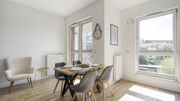Deluxe Apartment, Balcony, Garden View | Dining room