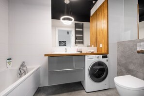 Deluxe Apartment, Balcony, Garden View | Bathroom