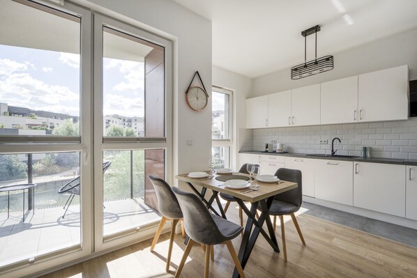 Deluxe Apartment, Balcony, Garden View | Private kitchen