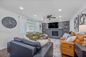 Televisión y chimenea 