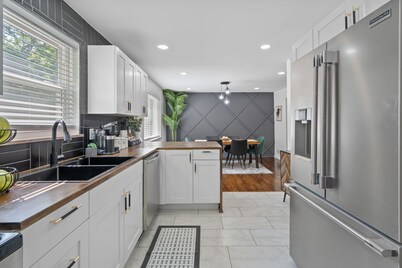 Luxury 5-bedroom House in Charming Cincinnati with Gym, AC, Grill and Smart TVs.