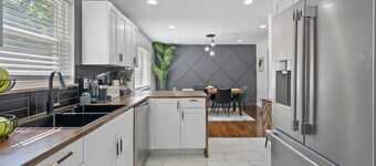 Luxury 5-bedroom House in Charming Cincinnati with Gym, AC, Grill and Smart TVs.