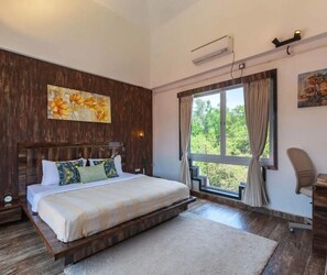 4 bedrooms, in-room safe, iron/ironing board, WiFi