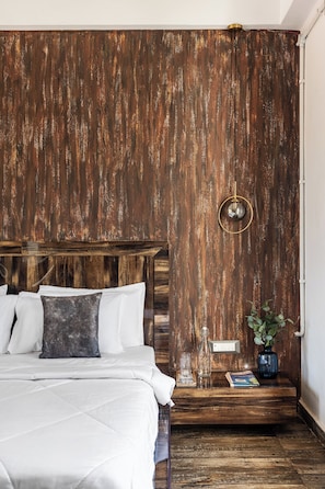 In-room safe, iron/ironing board, WiFi, bed sheets