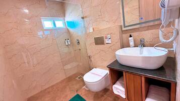 Artículos de tocador gratuitos, secador de pelo, toallas