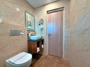 Articles de toilette gratuits, sèche-cheveux, serviettes fournies