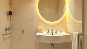 Deluxe Double Room | Bathroom | Free toiletries, hair dryer, towels