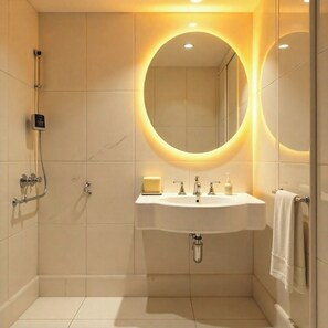 Deluxe Double or Twin Room, City View | Bathroom