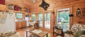 เคบินริมลำธารที่อบอุ่นพร้อมระเบียงรอบ บ้าน 1 ห้องนอน