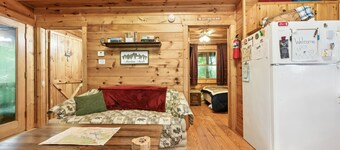 Cozy Creekside Cabin 帶環繞式門廊 1 臥室小屋  