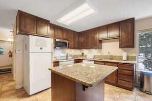 Condo, 3 Bedrooms | Private kitchen