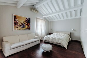 Villa, vista a la colina | Tabla de planchar con plancha, wifi gratis y ropa de cama 