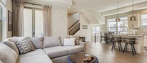 Huis, 2 slaapkamers | Woonruimte | Een smart-tv