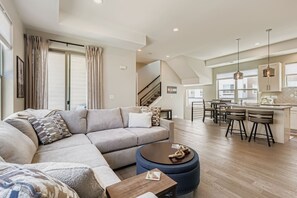 Living area - Lazy Rocky Retreat 2 Bedroom Home (Arvada)