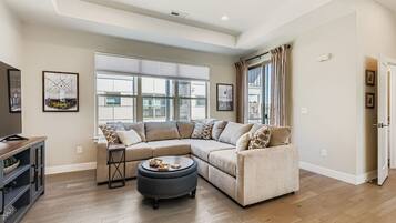 Casa, 2 habitaciones | Área de sala de estar | Smart TV