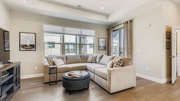 Nhà, 2 phòng ngủ | Khu phòng khách | Smart TV