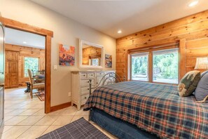 4 habitaciones, tabla de planchar con plancha, wifi y ropa de cama 
