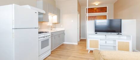 Réfrigérateur, micro-ondes, four, plaque de cuisson