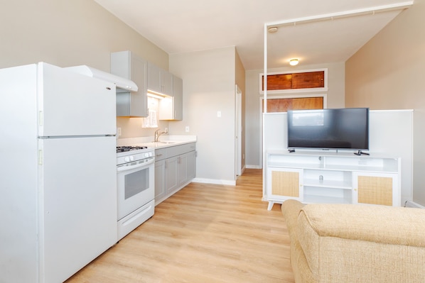 Fridge, microwave, oven, stovetop