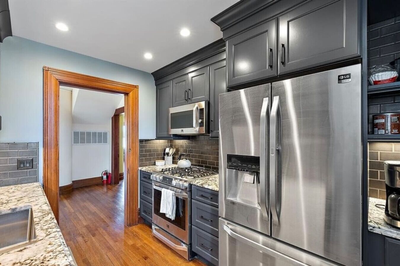 Refrigerador, microondas, horno y parrilla de estufa 