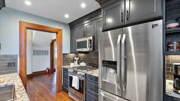 Refrigerador, microondas, horno y parrilla de estufa