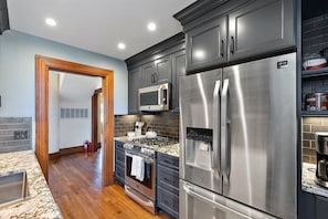 Frigorifero, microonde, forno, piano cottura