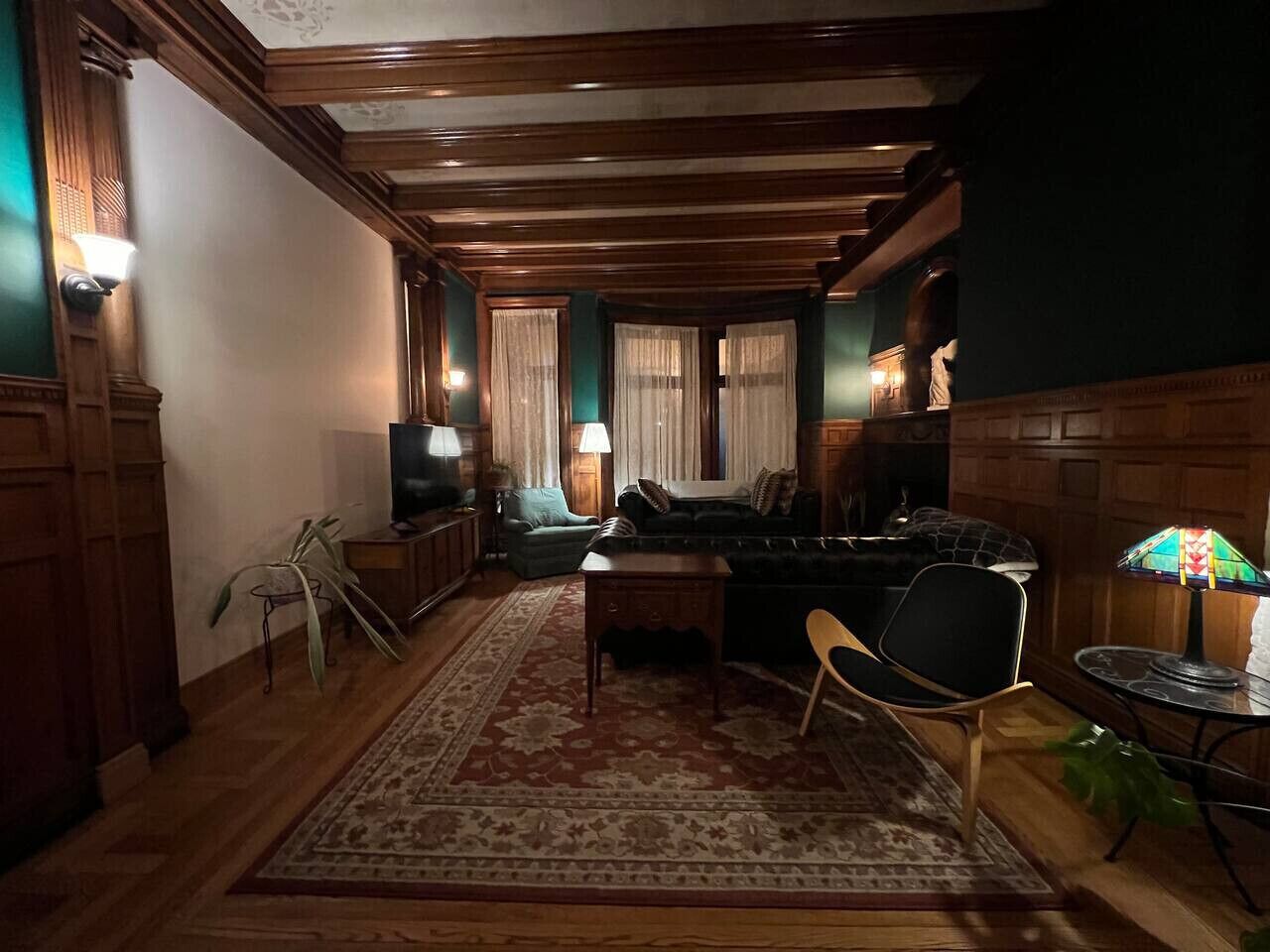 TV, fireplace