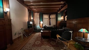 TV, fireplace