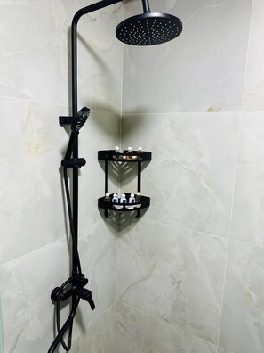 Badekar, hårføner, tøfler og håndklær