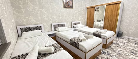 Triple Room | Desk, laptop workspace, free WiFi