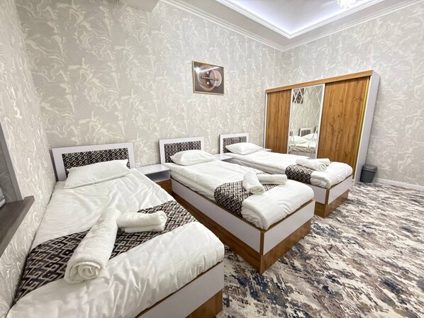 Triple Room | Desk, laptop workspace, free WiFi