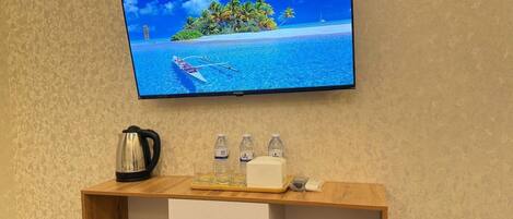 Comfort-værelse med dobbeltseng eller 2 enkeltsenge | Tv