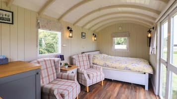 1 habitación, decoración personalizada y muebles diferentes