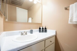 Haartrockner, Handtücher, Seife, Toilettenpapier