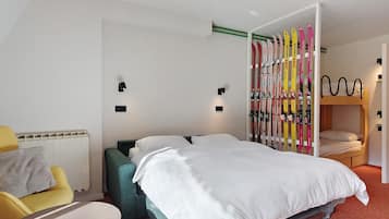 1 bedroom, bed sheets