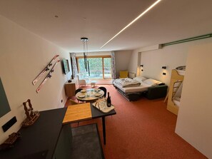 1 bedroom, bed sheets