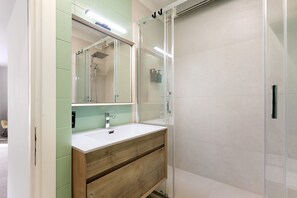 Shower, free toiletries, hair dryer, towels