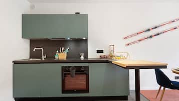 Frigorífico, horno, placa de cocina y lavavajillas