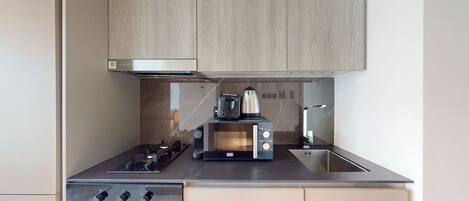 Mikrowelle, Herdplatte, Wasserkocher mit Kaffee-/Teezubehör, Toaster