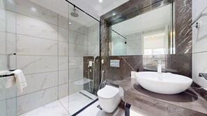 Gratis toiletartikelen, een haardroger, handdoeken