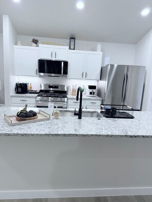 Four à micro-ondes, un four, surface de cuisson, lave-vaisselle