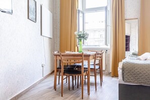 Dining - Stylish 2BR Apt – Garden & Contemporary Amenitie (Vienna)