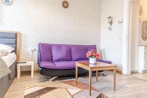 Smart TV - Stylish 2BR Apt – Garden & Contemporary Amenitie (Vienna)